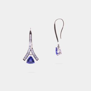 4.68 carats Vivid bV / Violet Oval shaped Tanzanite Earrings